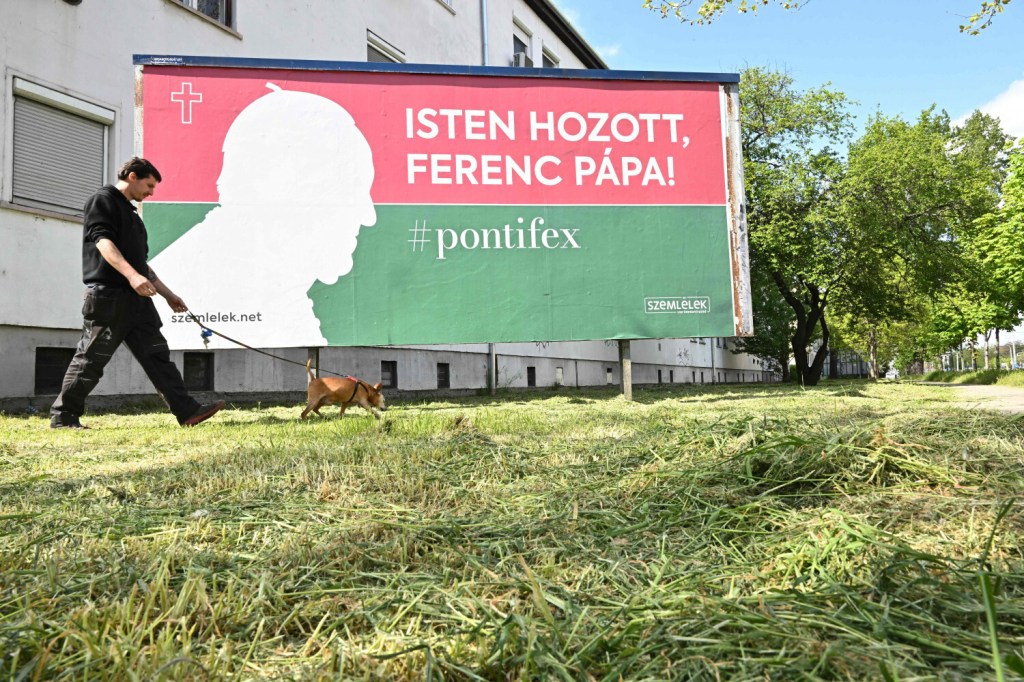 Billboard z napisem "Witamy papieża Franciszka" w jednej z dzielnic Budapesztu