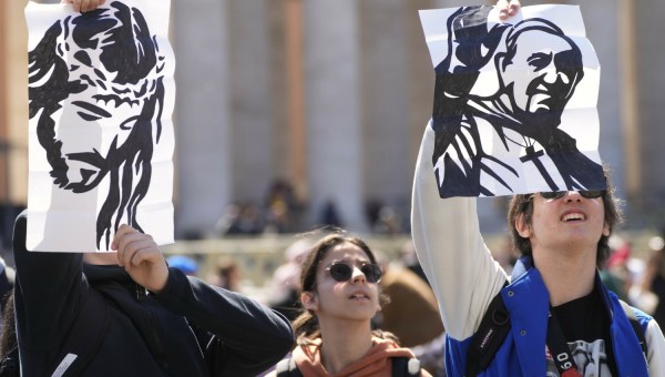 Wierni na placu świętego Piotra podczas modlitwy Regina Caeli