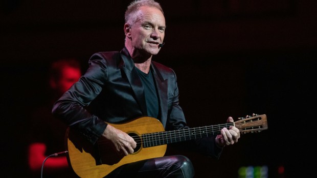 Sting podczas występu w Indianapolis