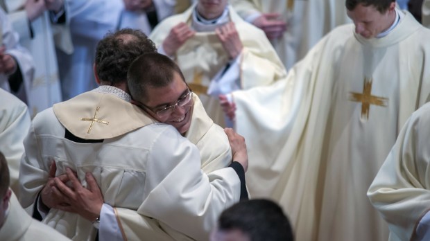 Radość nowych księży po święceniach kapłańskich