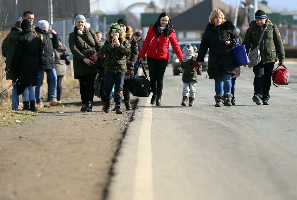 Uchodźcy z Ukrainy na przejściu granicznym w miejscowości Beregsurány (25 lutego 2022)