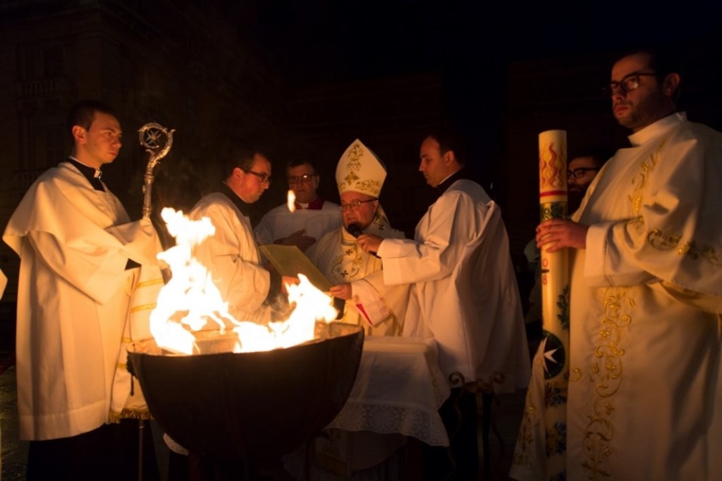 Arcybiskup Malty Charles Jude Scicluna zapala paschał