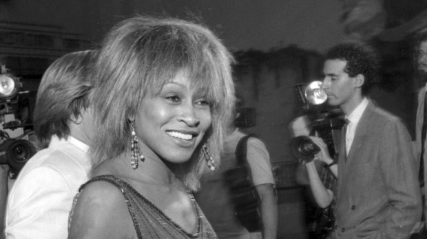 Zmarła Tina Turner. Czarno-białe zdjęcie uśmiechniętej artystki