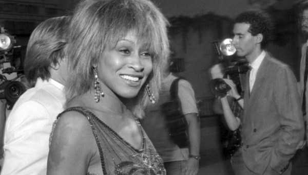 Zmarła Tina Turner. Czarno-białe zdjęcie uśmiechniętej artystki