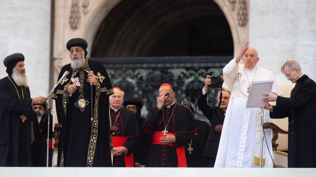 Pope-Francis-and-Leader-of-the-Coptic-Orthodox-Church-of-Alexandria-Pope-Tawadros-II