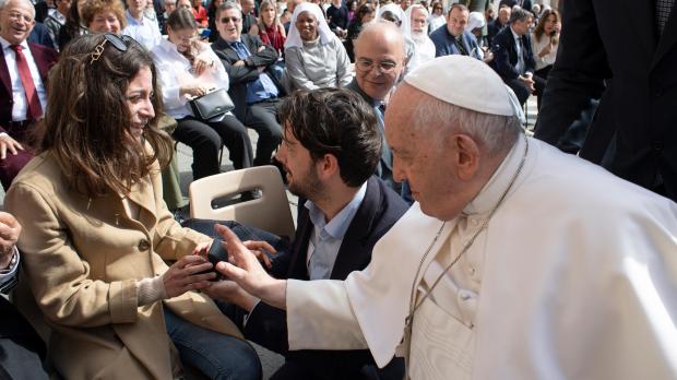 Papież Franciszek pobłogosławił pierścionek zaręczynowy podczas audiencji generalnej 3 maja 2023 roku