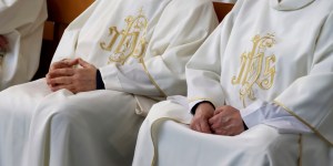 Diakoni stali, katechiści, łączenie parafii i pomoc z Afryki. Jak radzić sobie z brakiem księży