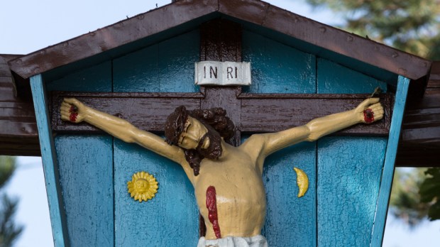 Ukrzyżowany Chrystus w drewnianej kapliczce w Wieliczce koło Krakowa