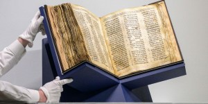 Najstarsza na świecie hebrajska Biblia sprzedana za 38 milionów dolarów!