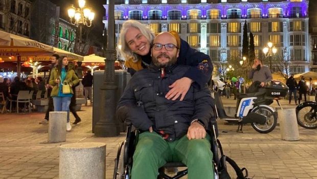 David Rodríguez Nieto seated in a wheelchair next to his wife