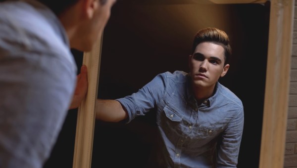 Chłopak przyglądający się sobie w lustrze