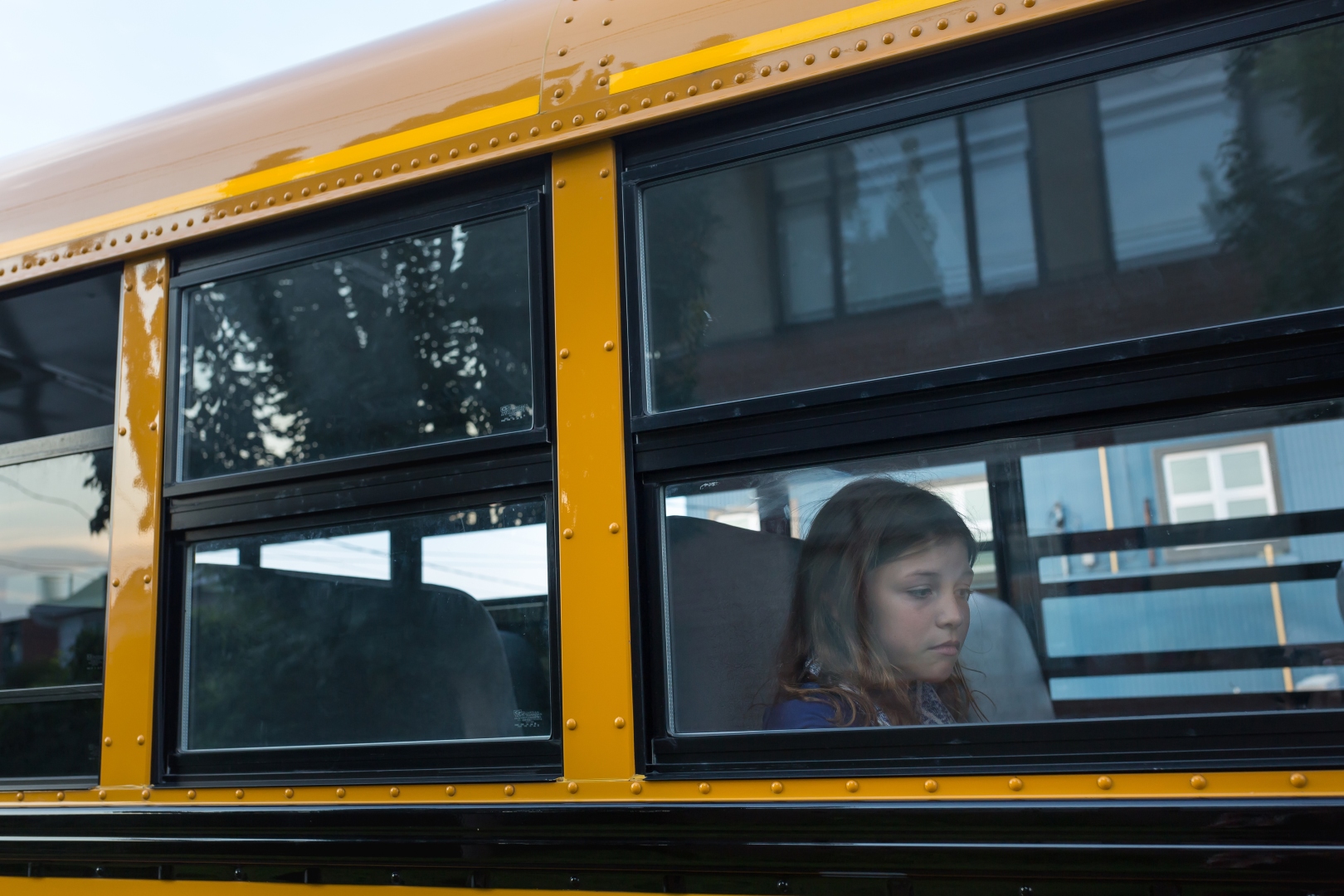 Smutna dziewczynka siedzi samotnie w autobusie