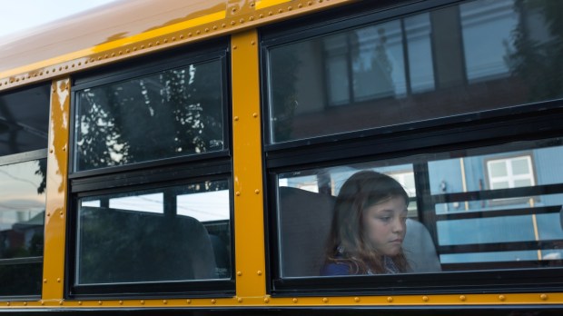 Smutna dziewczynka siedzi samotnie w autobusie