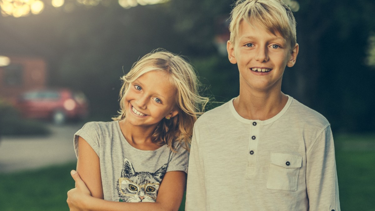 Uśmiechnięci blond włosi dziewczynka i chłopiec
