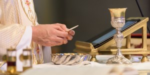 Cztery słowa, które streszczają Eucharystię