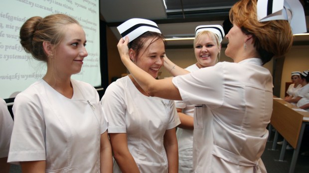 Studentki pielęgniarstwa podczas tzw. czepkowania w Akademii Pomorskiej w Słupsku (2017)