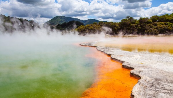 Gorące źródło Champagne Pool na Nowej Zelandii