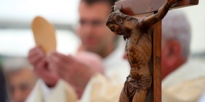 Francuscy kapłani żyją radością z powołania. Młode pokolenie wraca do tradycyjnej liturgii