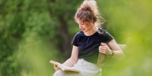 Czytanie Biblii: „Bóg na ogół milczy, ale jak już zdarzy mu się huknąć, to aż w pięty mi idzie”