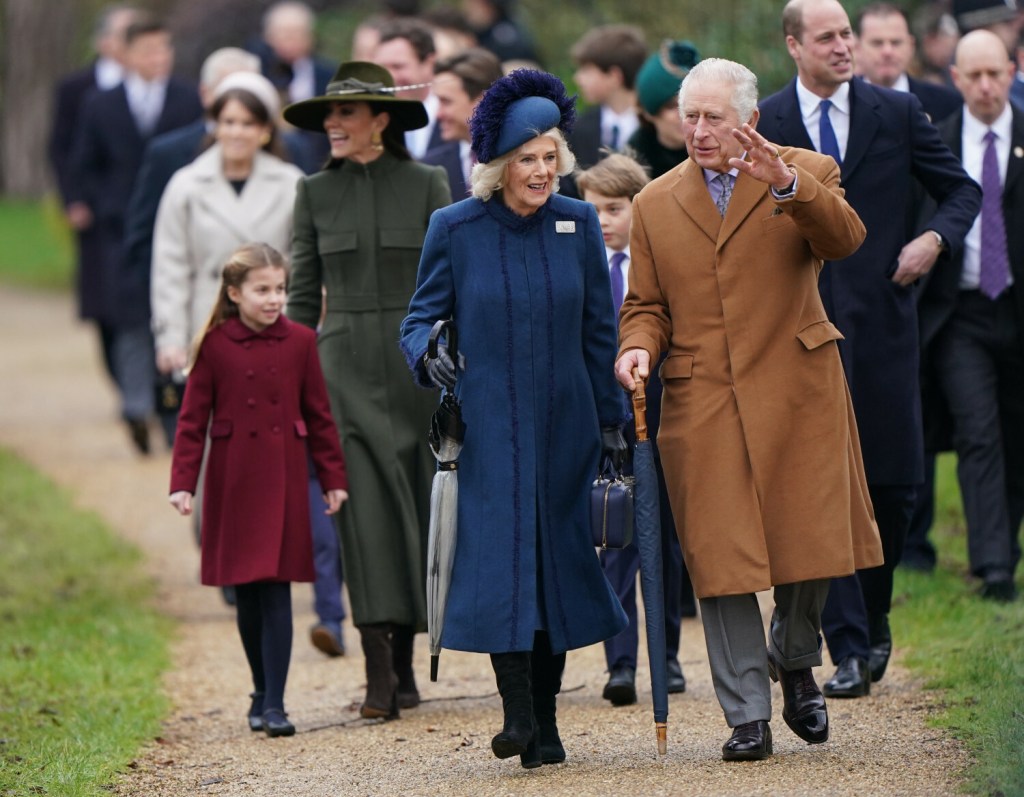 Król Karol III z rodziną w drodze na Mszę bożonarodzeniową