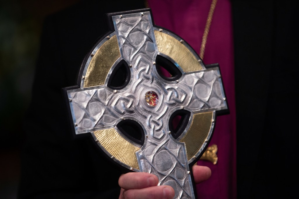 Nowy krzyż procesyjny z relikwiami Krzyża Świętego, który będzie użyty podczas ceremonii koronacji króla Karola III
