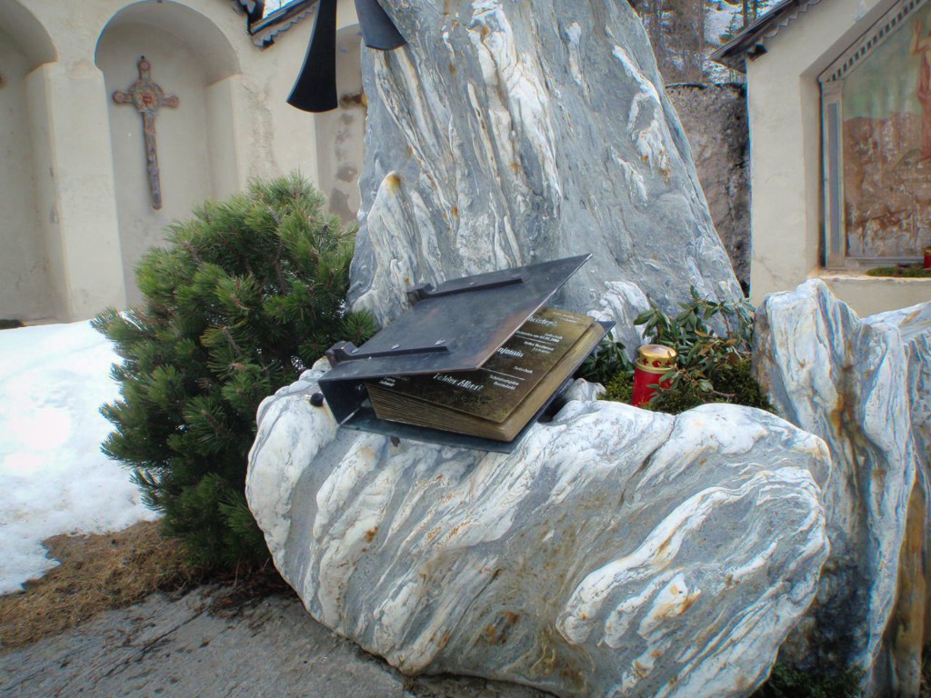Księga upamiętniająca alpinistów, którzy zginęli w górach w okolicach Sulden