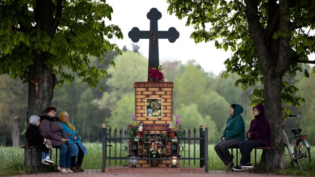 Nabożeństwo majowe pod kapliczką w jednej z polskich wsi