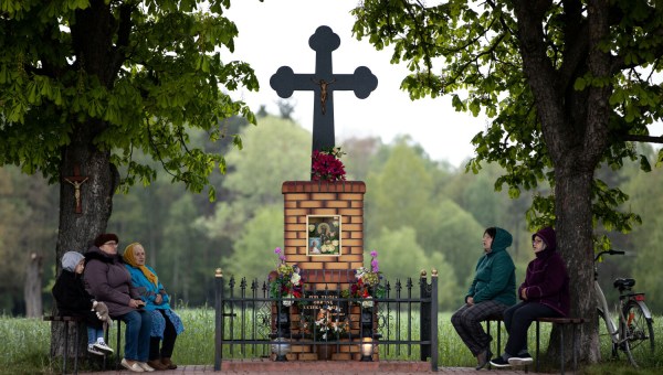 Nabożeństwo majowe pod kapliczką w jednej z polskich wsi
