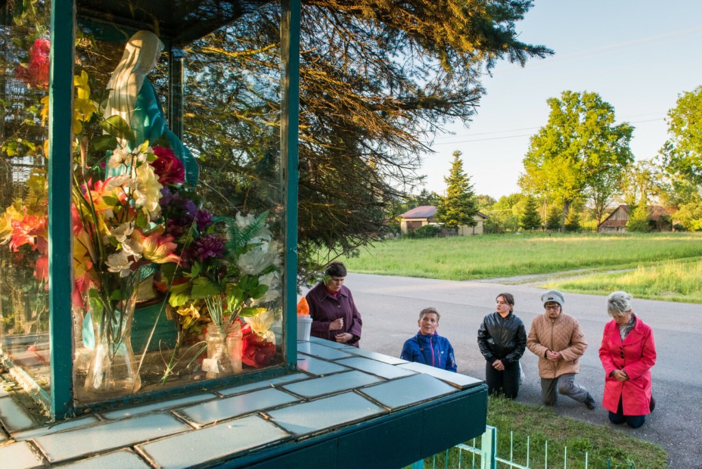 Nabożeństwo majowe pod kapliczką w jednej z polskich wsi