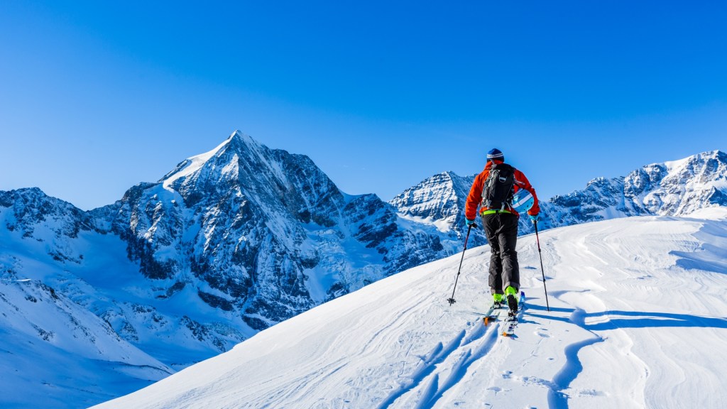 Narciarz alpejski w masywie Ortler