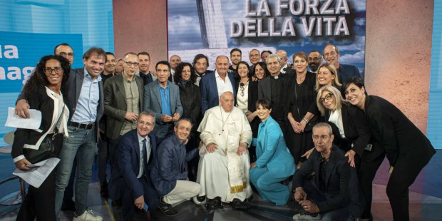 [GALERIA] Papież w telewizyjnym studiu – pierwszy raz w historii