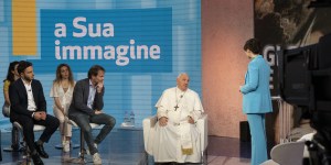 Papież w telewizyjnym studiu &#8211; pierwszy raz w historii [zdjęcia]