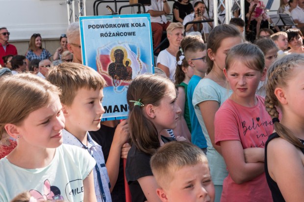 Msza święta dla dzieci z kółek różańcowych podczas Wielkiego Odpustu Tuchowskiego u redemptorystów