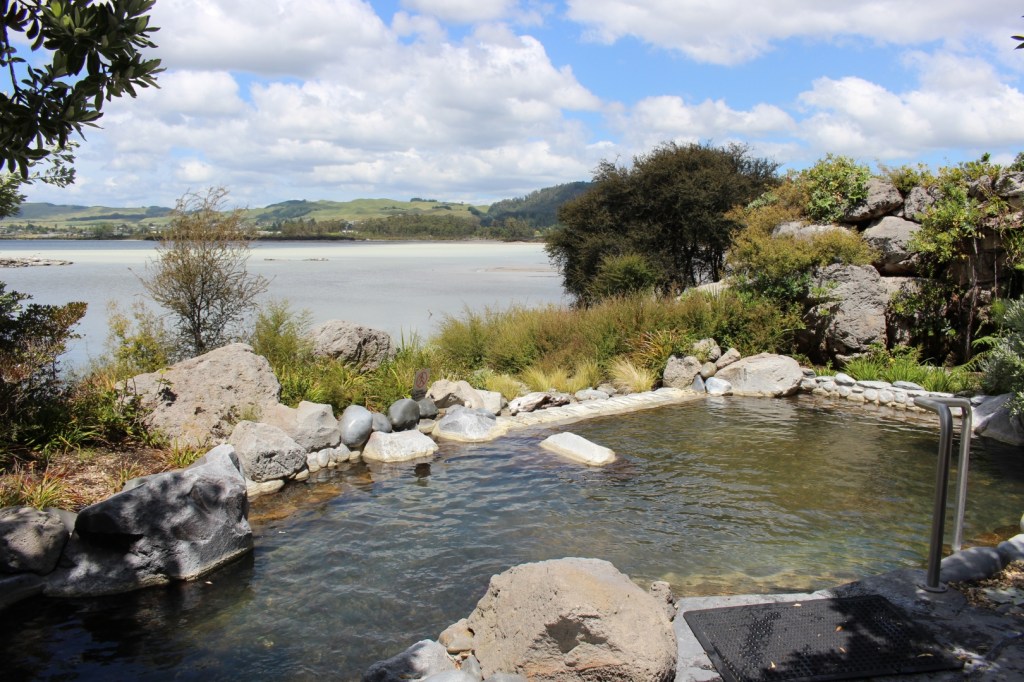 Jeden z basenów w Polynesian Spa z widokiem na jezioro Rotorua