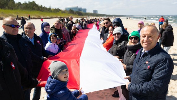 Rekordowej długości biało-czerwoną flagę rozwinięto na plaży w Międzyzdrojach
