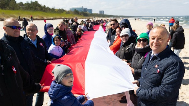 Rekordowej długości biało-czerwoną flagę rozwinięto na plaży w Międzyzdrojach