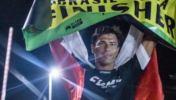 Robert Karaś na mecie Brazil Ultra Tri