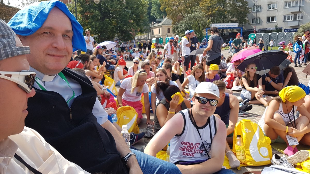Ks. Ryszard Kinder z młodzieżą podczas Światowych Dni Młodzieży w Krakowie