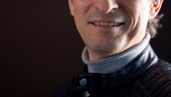 Szyderczy uśmiech mężczyzny w średnim wieku