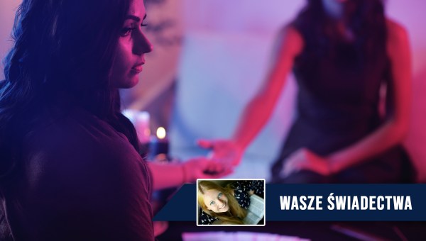 Kobieta siedzi u wróżki chcąc poznać swoją przyszłość