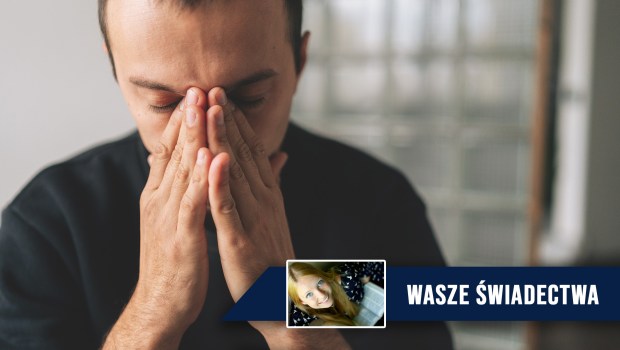 Zmęczony, sfrustrowany mężczyzna chowa swoją twarz w dłoniach