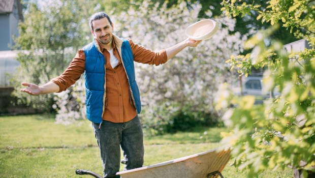 Radosny mężczyzna pracuje w ogrodzie