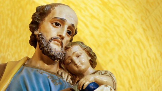 Figura świętego Józefa trzymającego na rękach śpiącego małego Jezusa