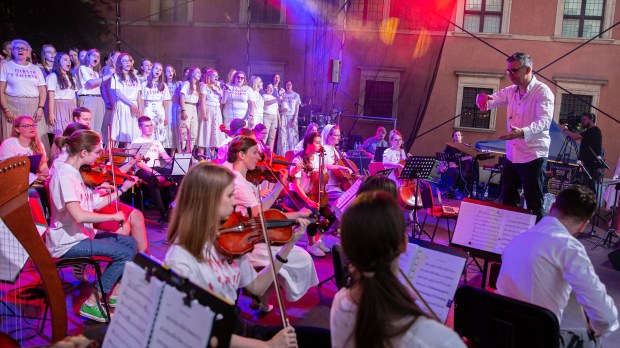 Koncert Miastu i Światu. Hubert Kowalski, zespół i chór