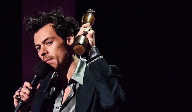 Corner Hero Image - Harry Styles na Placu Świętego Piotra w dniu wyboru nowego papieża: przypadek czy znak czasu?