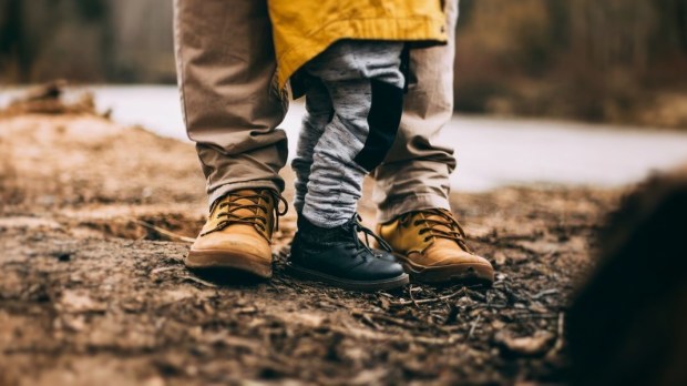 Buty ojca i syna podczas wyprawy o lasu