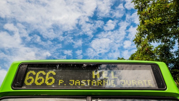 Front autobusu z nazwą linii 666