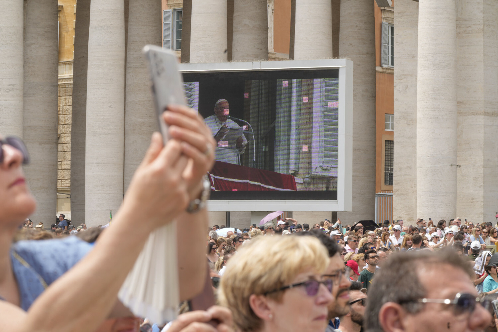 Wierni słuchający papieża w trakcie Anioł Pański w Watykanie