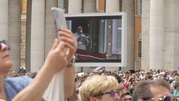 Wierni słuchający papieża w trakcie Anioł Pański w Watykanie