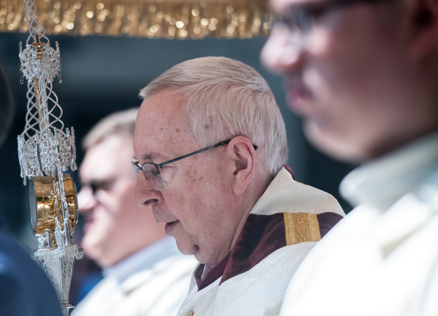 Arcybiskup Gądecki trzyma Najswiętszy Sakrament